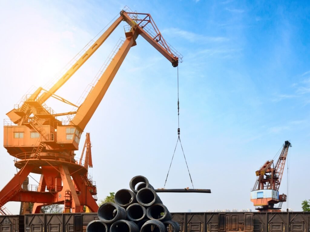 Grue qui transporte un tuyau